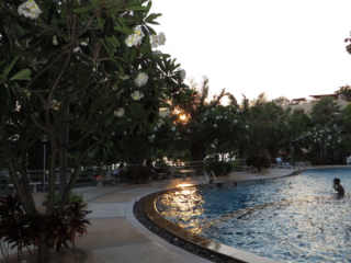 Coucher de soleil sur la piscine du View Talay Jomtien - Pattaya Thaïlande